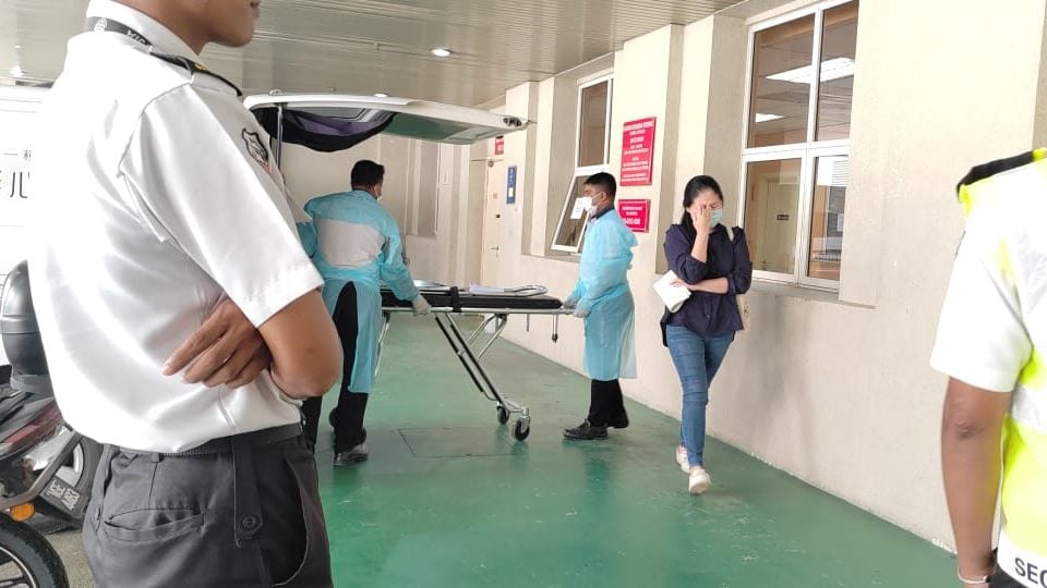 华裔官员尸体遗址财政部 | 妻子太平间深情送别，悲痛之情难以抑制 – 国内