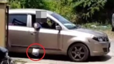 视频：懒癌发作？车主从车窗扔包裹回家，同乘指责：做快递就别懒！
