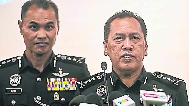 华裔官员被发现死在财政部内|验尸结果显示遭压迫窒息 – 重大内幕揭露
