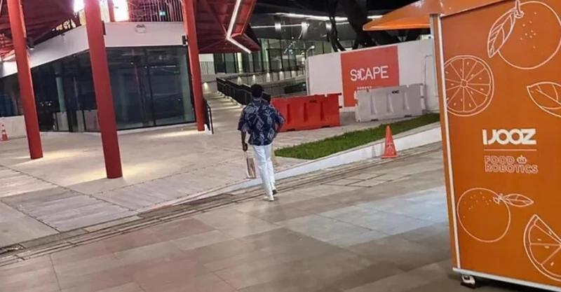 商场遇怪男，女教师受性骚扰