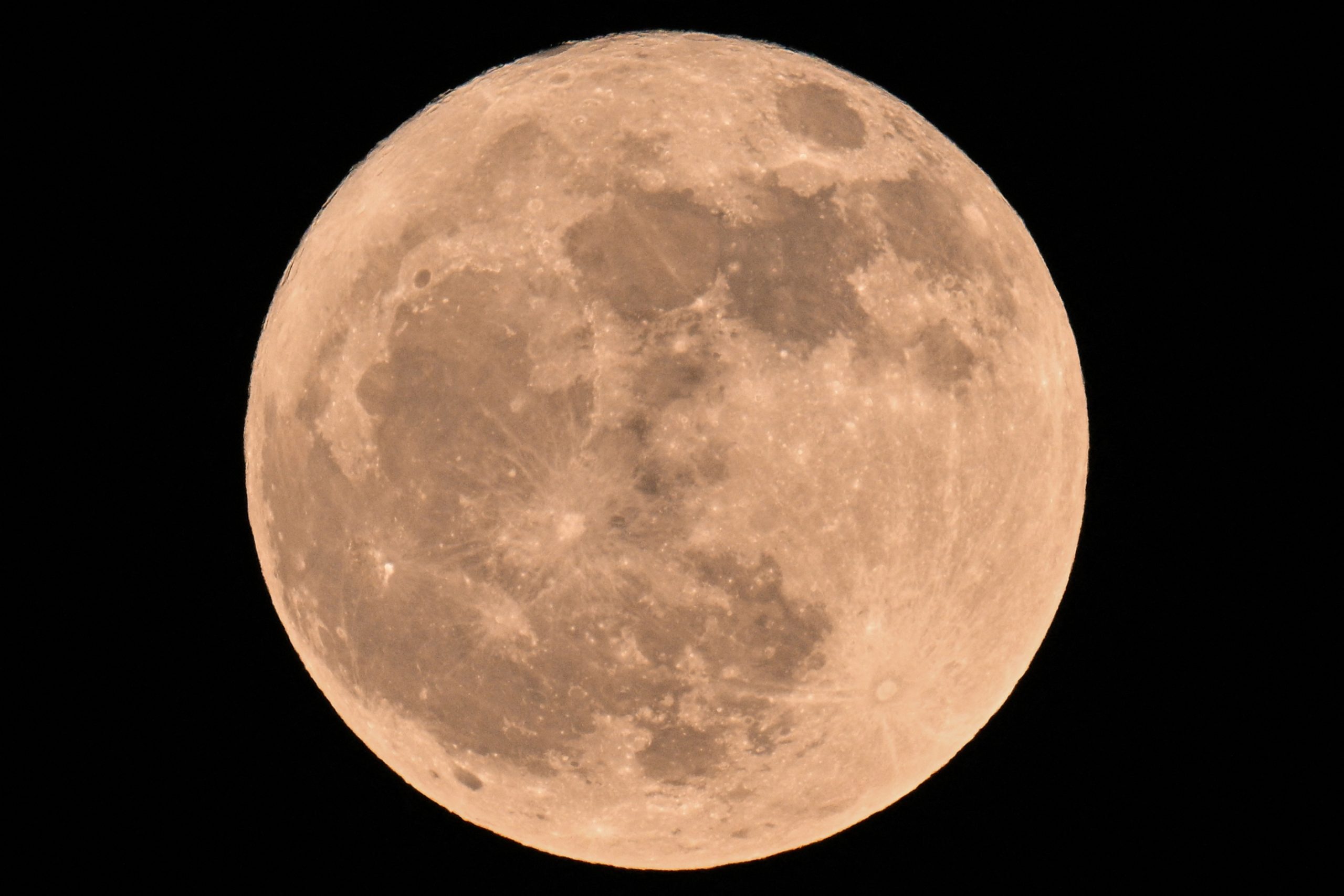 2025年6月12日夏季极地满月奇观